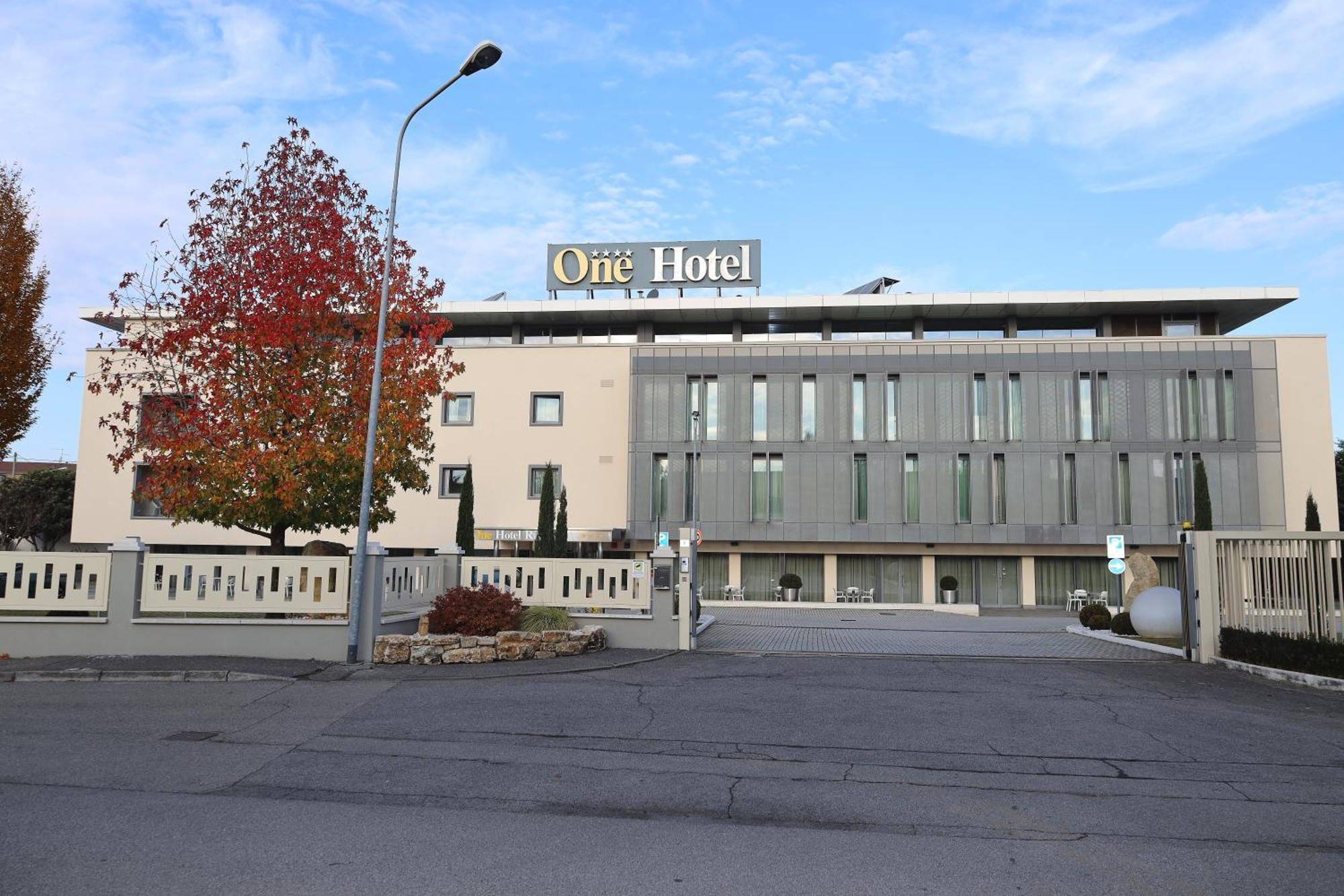 One Hotel & Restaurant Dalmine Exterior photo